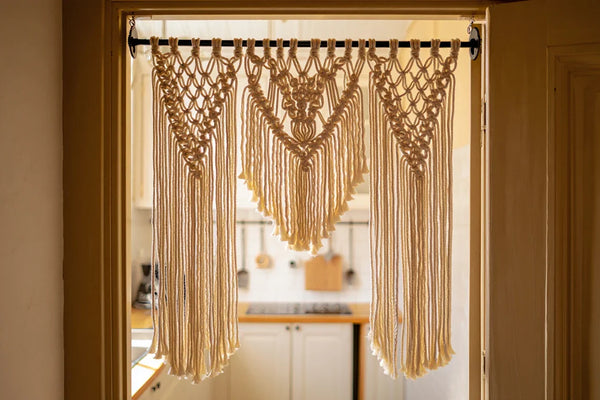 Brise-bise macramé coton naturel posé sur fenêtre — alternative aux voilages