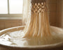 Rideau macramé en coton naturel trempé dans une bassine d'eau pour un lavage délicat