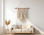Macramé mural blanc dans un salon bohème lumineux