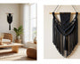 Macramé mural noir dans un salon bohème