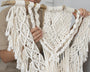 Macramé mural bohème accroché dans un salon – guide de choix par pièce