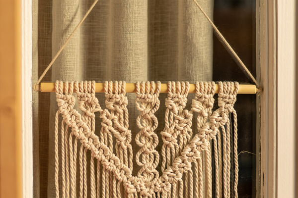 Petit rideau macramé : les formats compacts pour petites fenêtres et vasistas