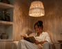 Abat-jour macramé artisanal diffusant une lumière tamisée dans un salon bohème