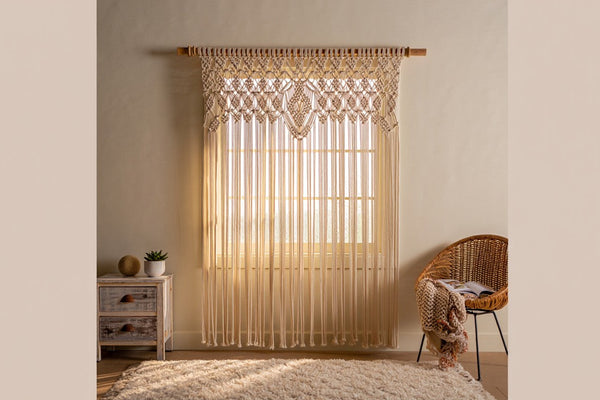 Le rideau court en macramé pour la chambre, une alternative aux modèles classiques