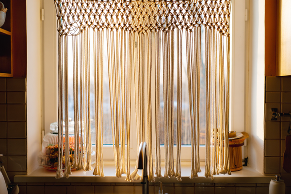 Rideau macramé cuisine : filtrer lumière et créer une ambiance chaleureuse