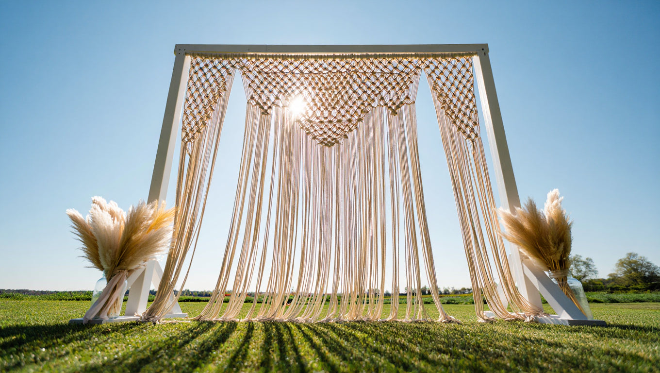 Le rideau macramé pour un mariage en extérieur : légèreté naturelle pour votre cérémonie