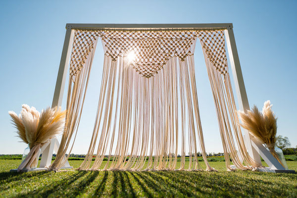 Le rideau macramé pour un mariage en extérieur : légèreté naturelle pour votre cérémonie