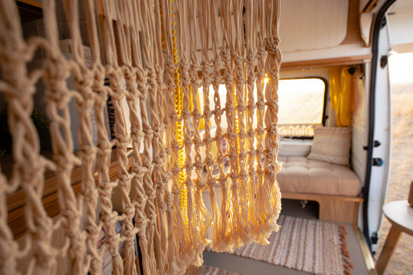 Le rideau macramé pour van et tiny house : l'essentiel pour un aménagement nomade bohème