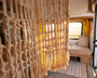 Le rideau macramé pour van et tiny house : l'essentiel pour un aménagement nomade bohème