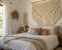 Tête de lit en macramé dans une chambre bohème