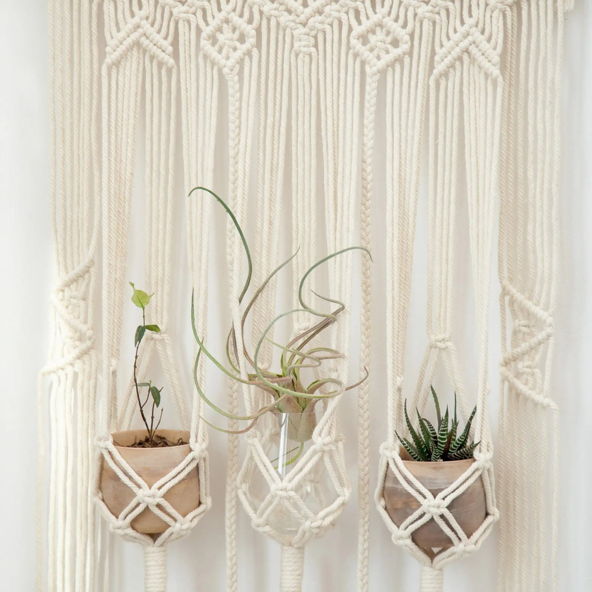 Macrame wall hanging Macrame plant hanger Triple rope hanging planter Wall planter woven tapestry Boho bedroom, nursery decor Gi Décorations macramé