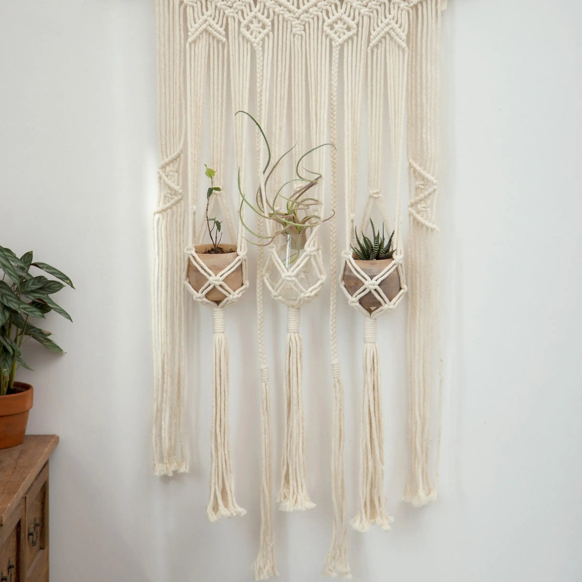 Macrame wall hanging Macrame plant hanger Triple rope hanging planter Wall planter woven tapestry Boho bedroom, nursery decor Gi Décorations macramé