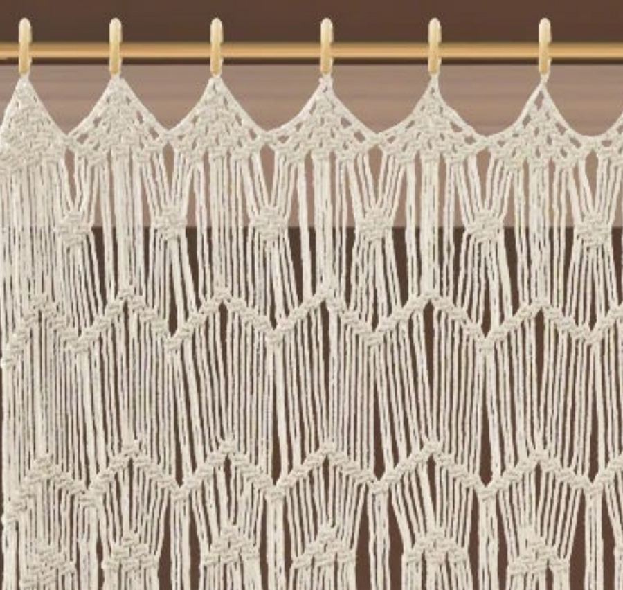 Rideau macramé écru - zoom sur le haut du rideau : anneaux en bois, nœuds en losanges et chevrons