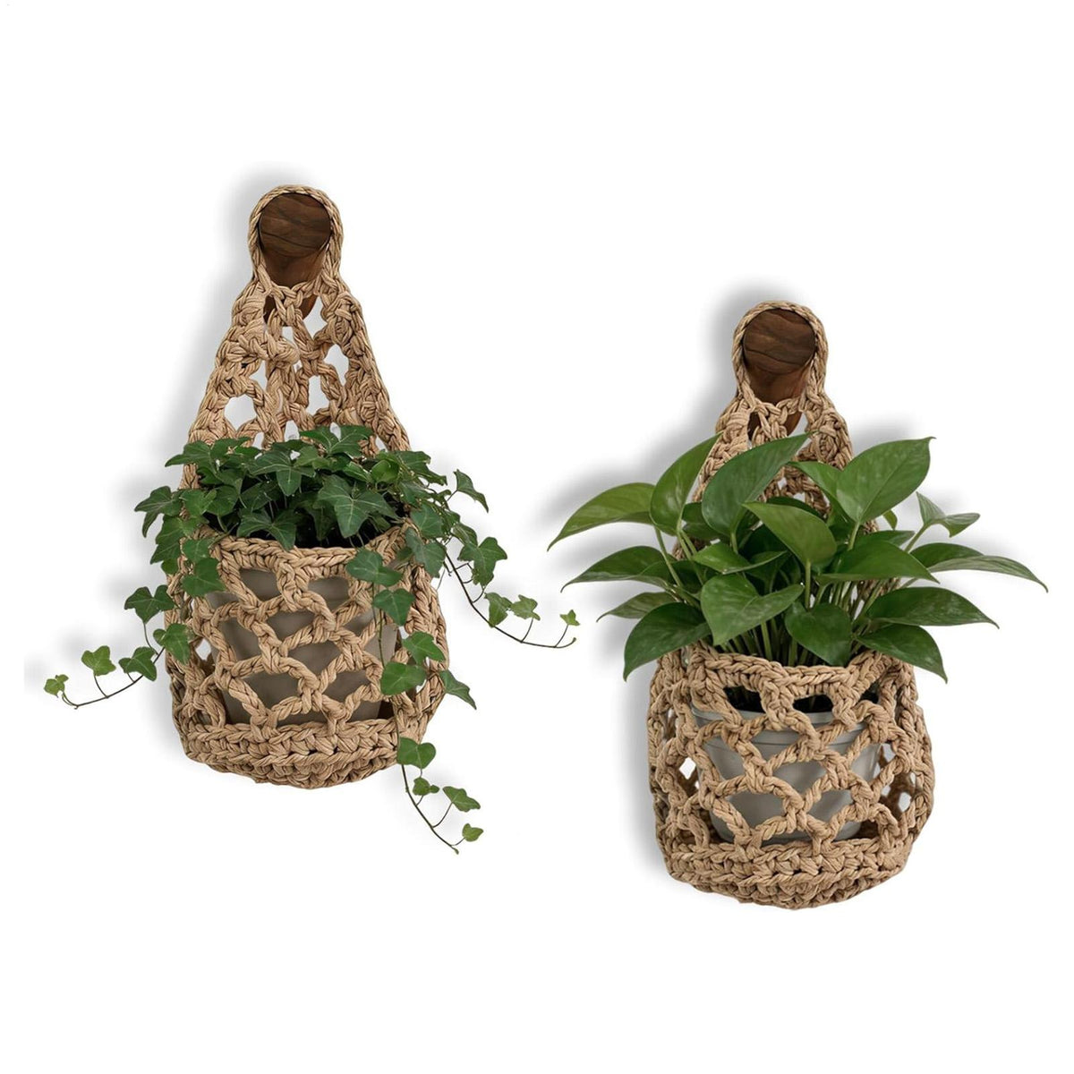 Deux cache pots muraux en filet de coton brun naturel, l'un avec du lierre et l'autre avec une plante verte, fond blanc