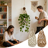 Salon bohème avec un cache pot en filet de coton et une plante, et en médaillon les deux coloris blanc cassé et brun naturel