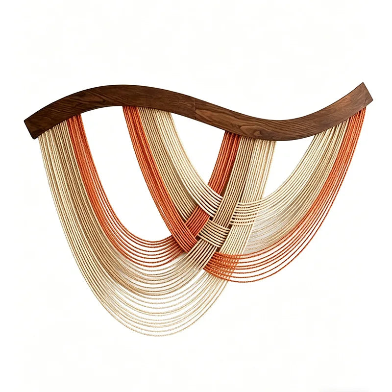 Décoration murale macramé terracotta et écru barre courbée bois — fond blanc