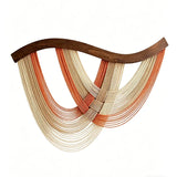 Décoration murale macramé terracotta et écru barre courbée bois — fond blanc