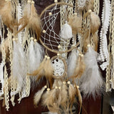 Attrape-rêve double cercle plumes beiges perles bois — détail