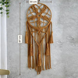 attrape rêve fait main - dimensions de l'attrape-rêve en macramé ocre, 87 cm de haut et 30 cm de large