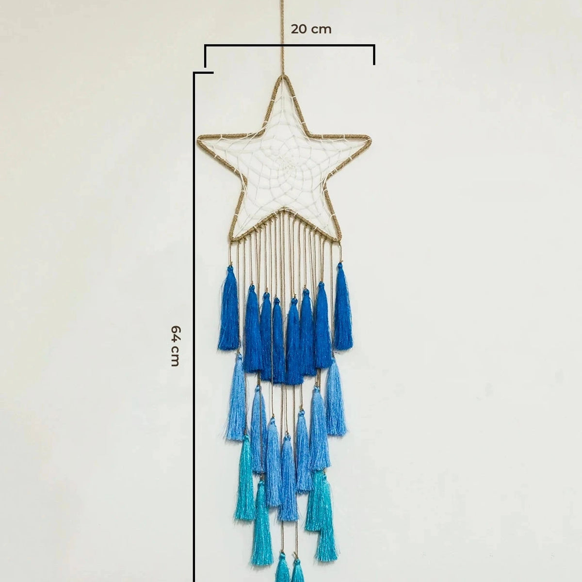 attrape rêve étoile - étoile bleue avec ses dimensions, 20 cm de large pour 64 cm de haut