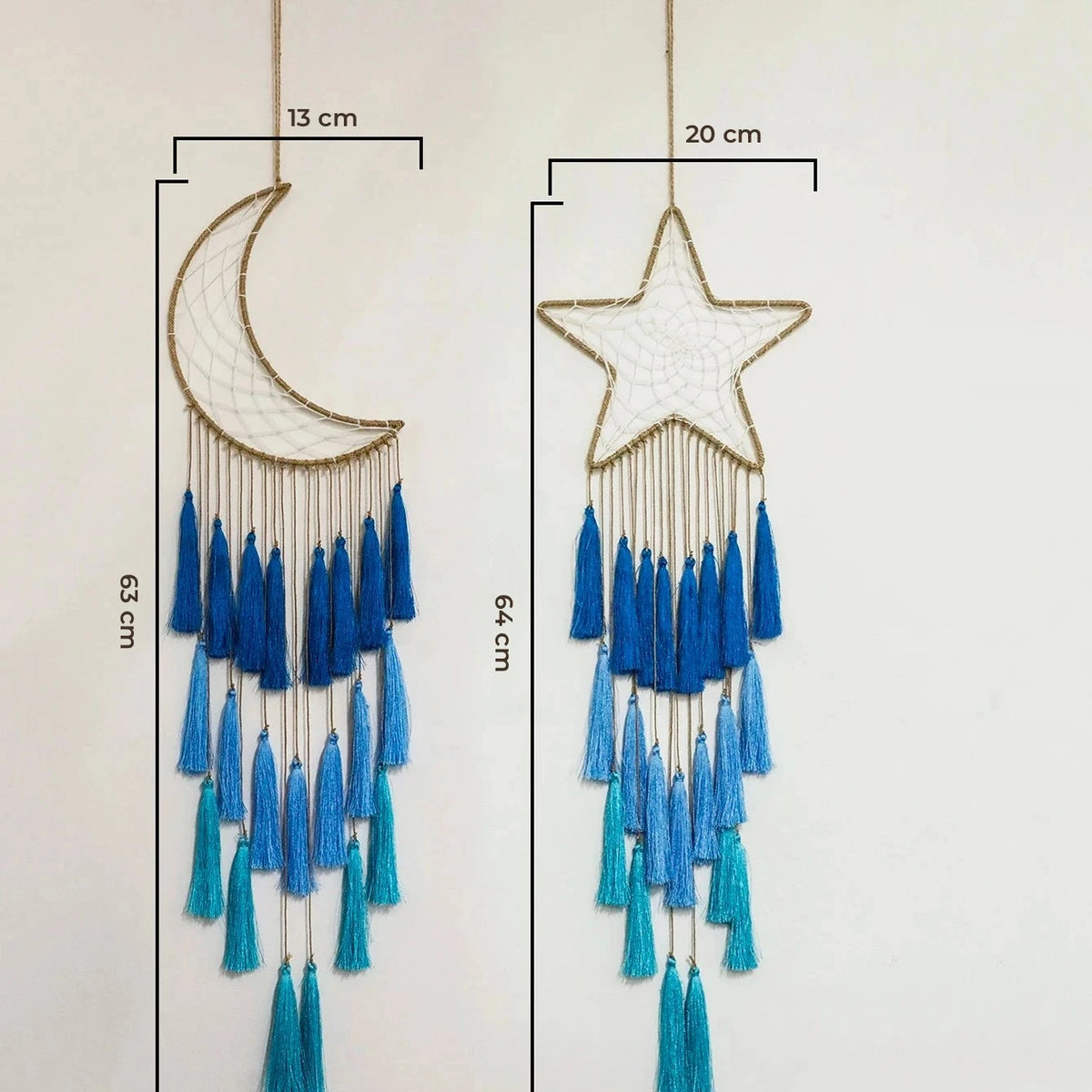 attrape rêve lune et étoile bleus, dimensions de chaque forme sur un mur clair