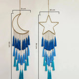 attrape rêve lune et étoile bleus, dimensions de chaque forme sur un mur clair