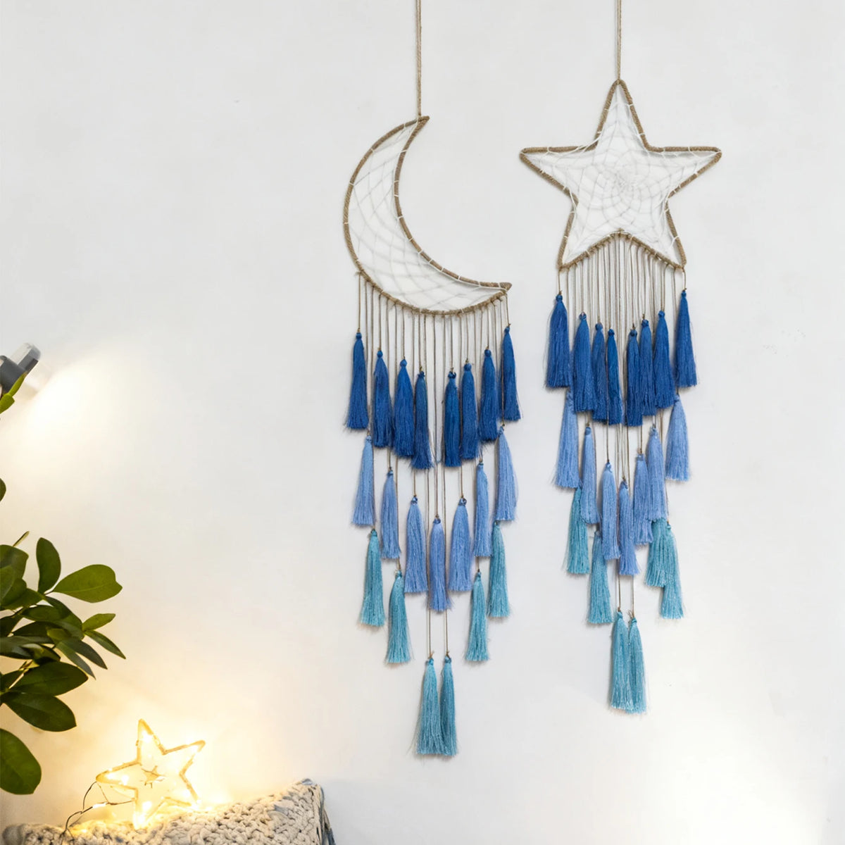 attrape rêve lune - lune et étoile à pompons bleus dégradés sur un mur blanc