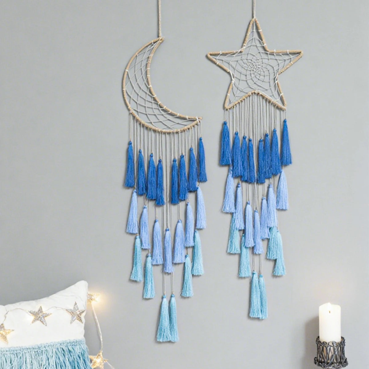 attrape rêve lune - lune et étoile à pompons bleus dégradés sur un mur gris