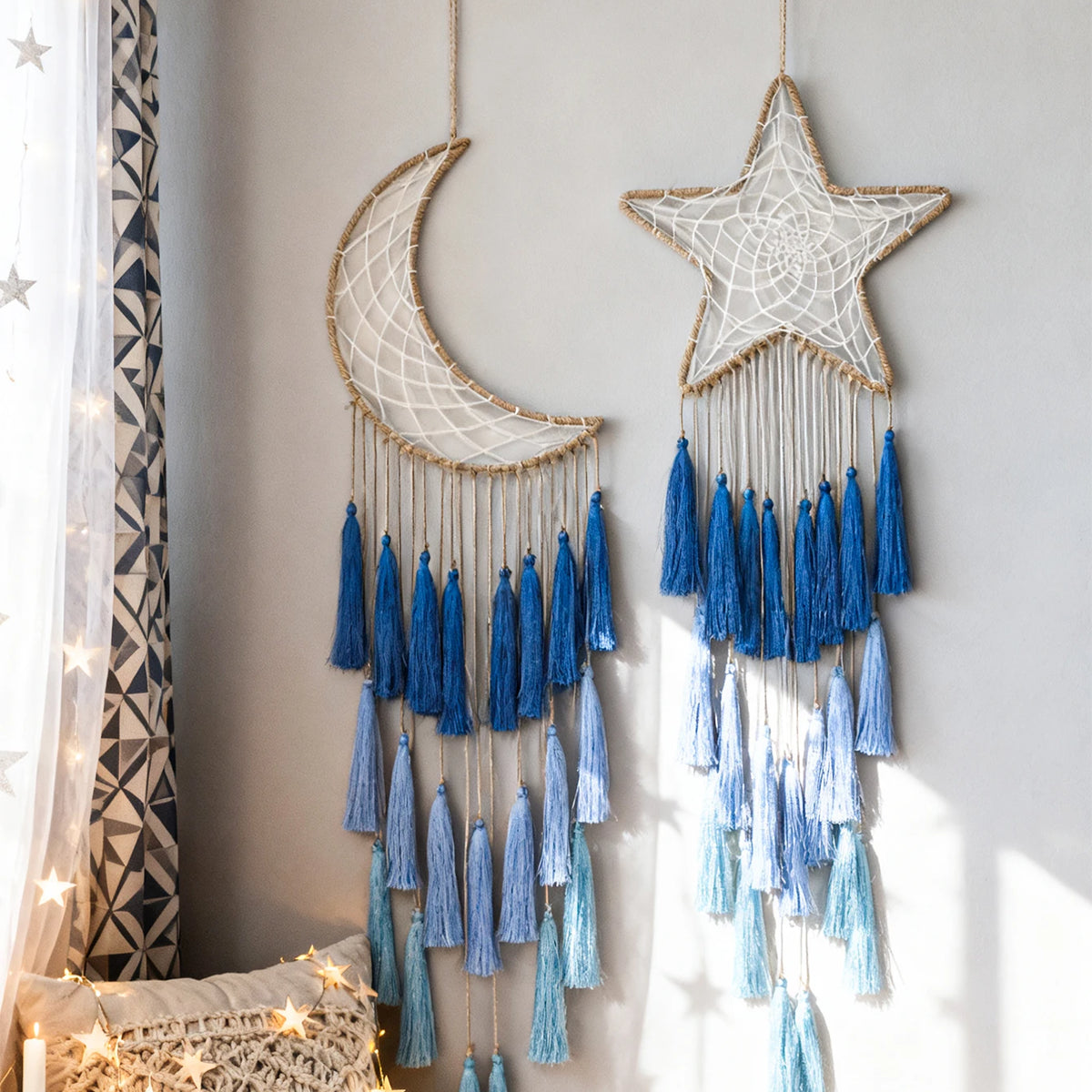 attrape rêve lune - lune et étoile bleues près d'un rideau et d'un coussin macramé