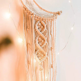 Attrape-rêve lune macramé — détail nœuds et tresses