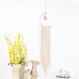 Attrape-rêve lune macramé fond blanc avec fleurs