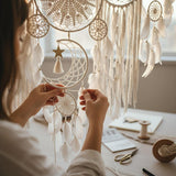 Attrape-rêve macramé blanc lune — photo lifestyle