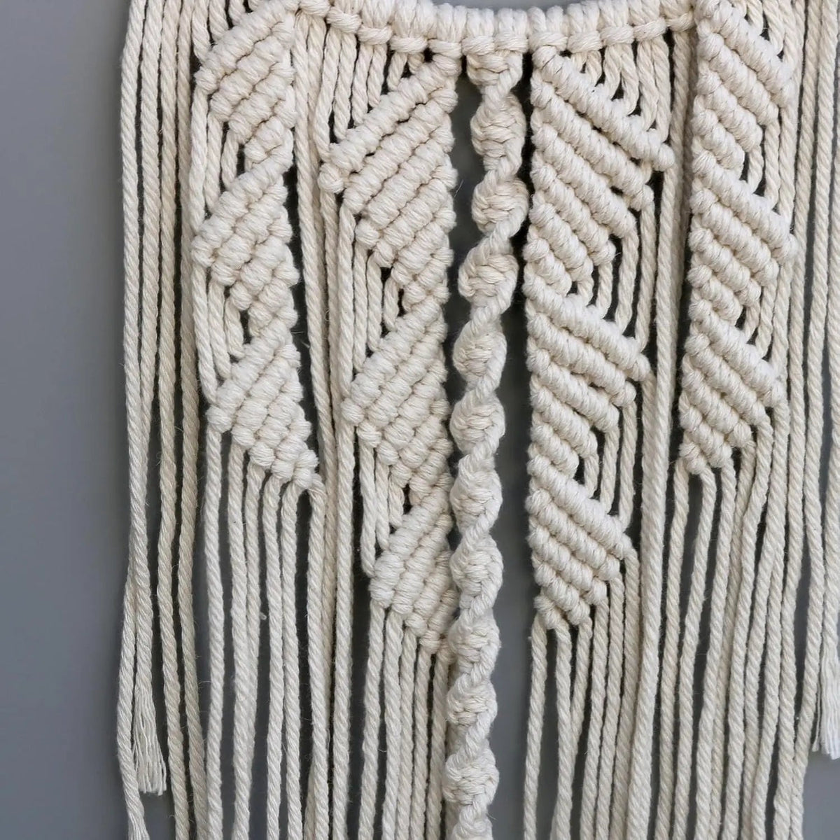 Attrape-rêve macramé — détail nœuds tressés et perle bois