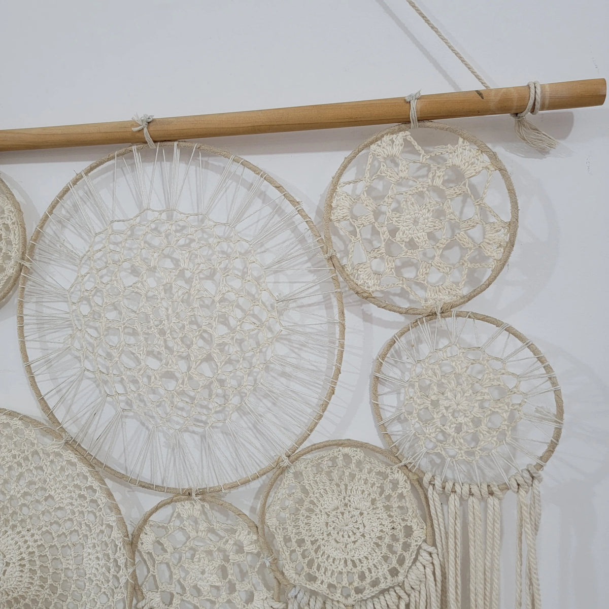 attrape rêve macramé - baguette en bois et petits disques crochetés