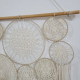 attrape rêve macramé - baguette en bois et petits disques crochetés