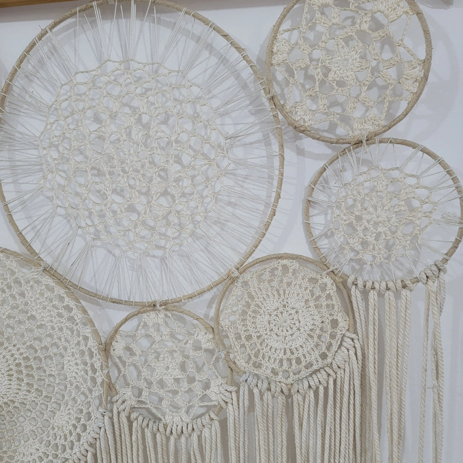 attrape rêve macramé - détail des disques tissés et crochetés avec leurs franges