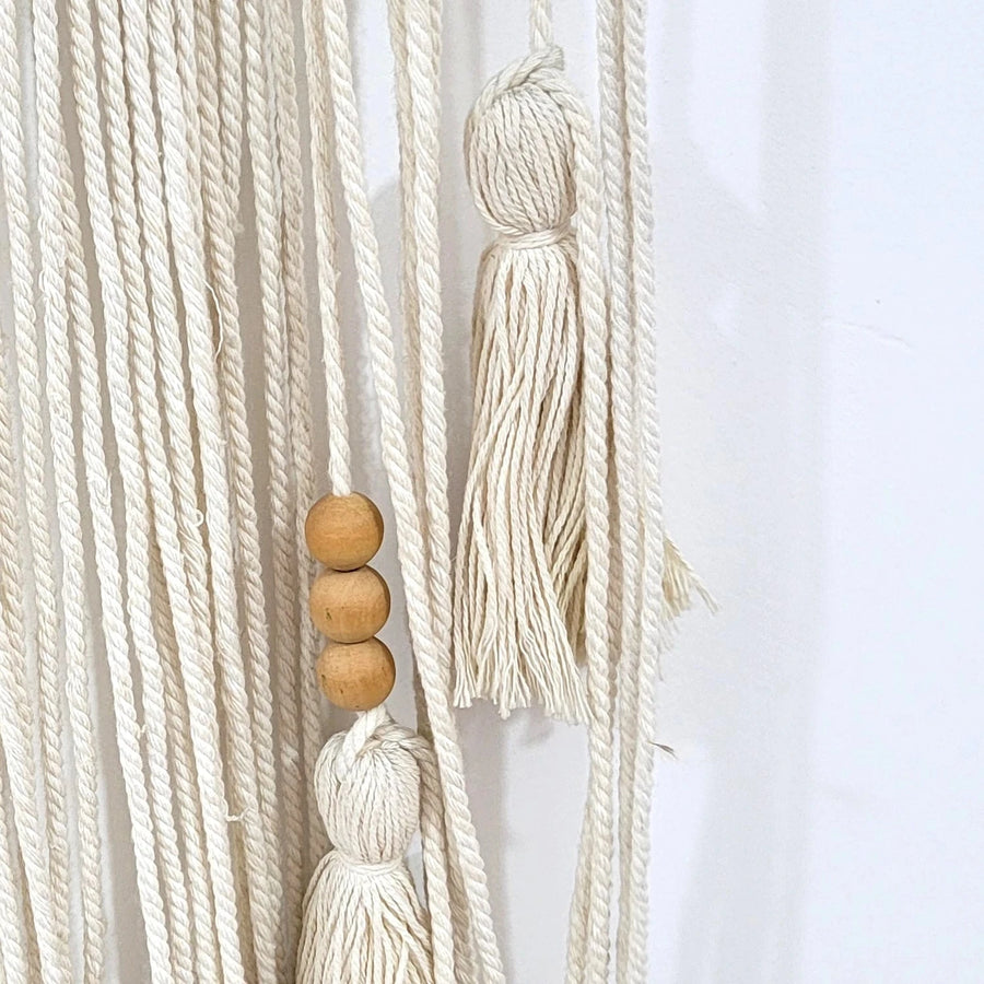 attrape rêve macramé - perles en bois et pompons en gros plan