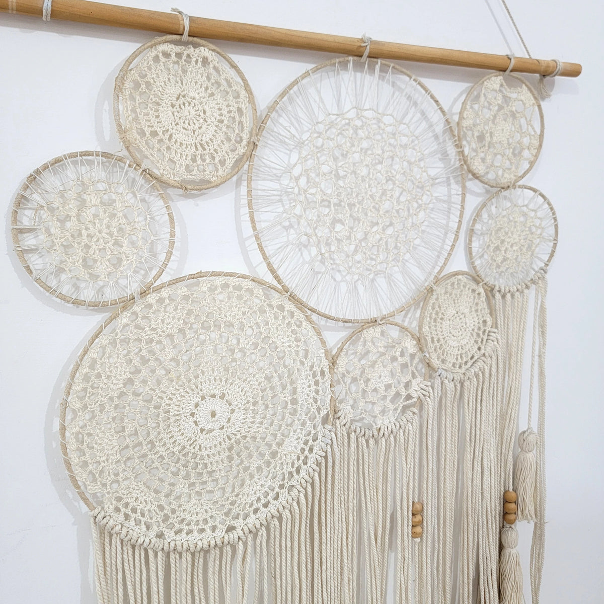 attrape rêve macramé - disques crochetés vus de biais, baguette et franges