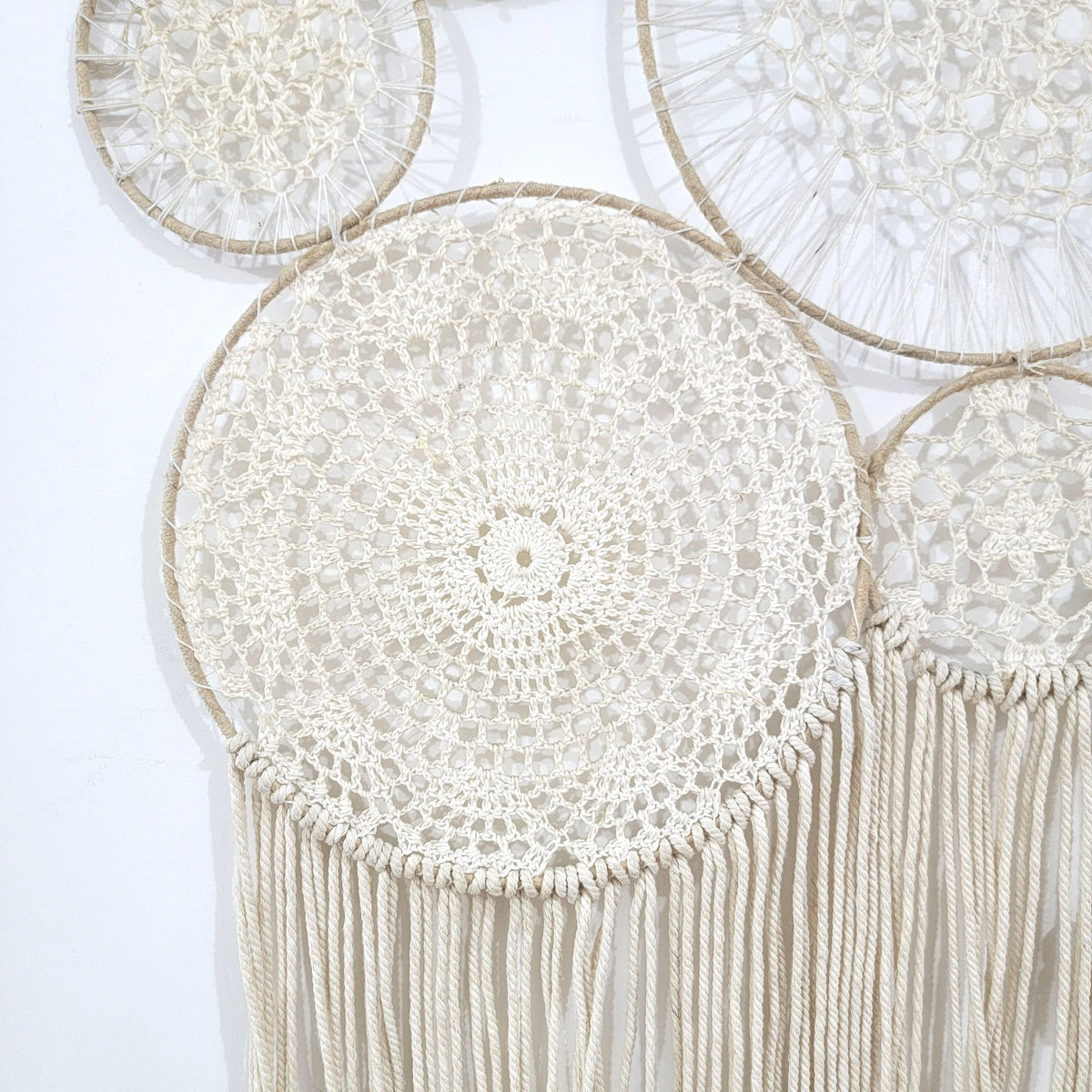 attrape rêve macramé - grand disque en napperon crocheté et franges nouées