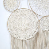 attrape rêve macramé - grand disque en napperon crocheté et franges nouées