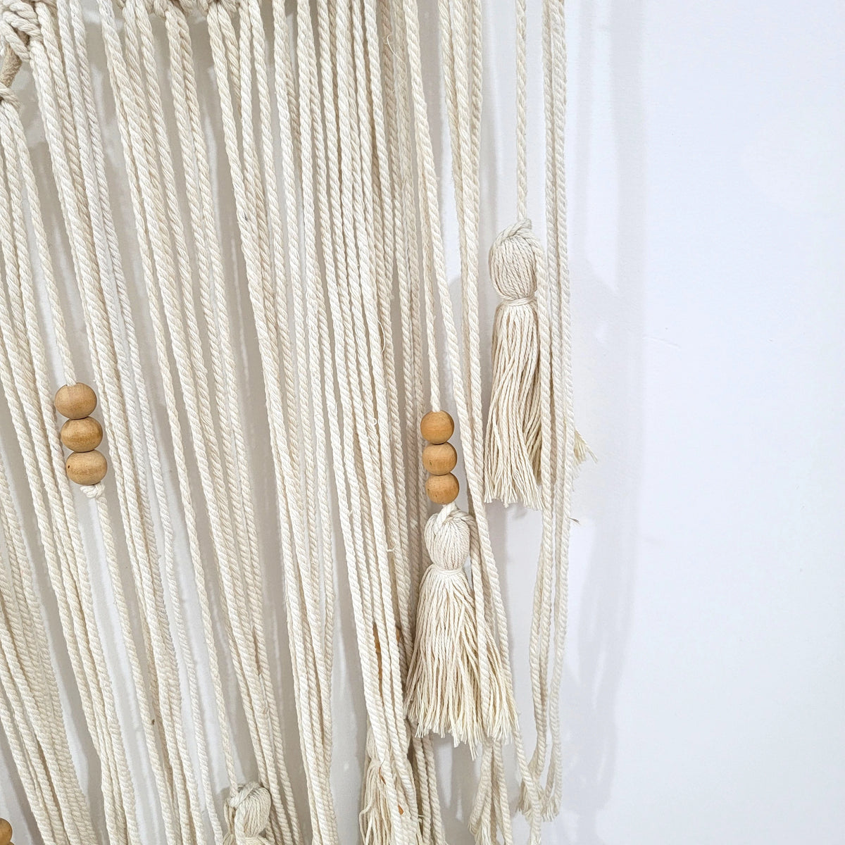 attrape rêve macramé - perles en bois et glands sur les franges