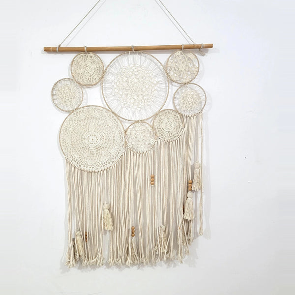 attrape rêve macramé - vue d'ensemble de la suspension murale sur mur blanc