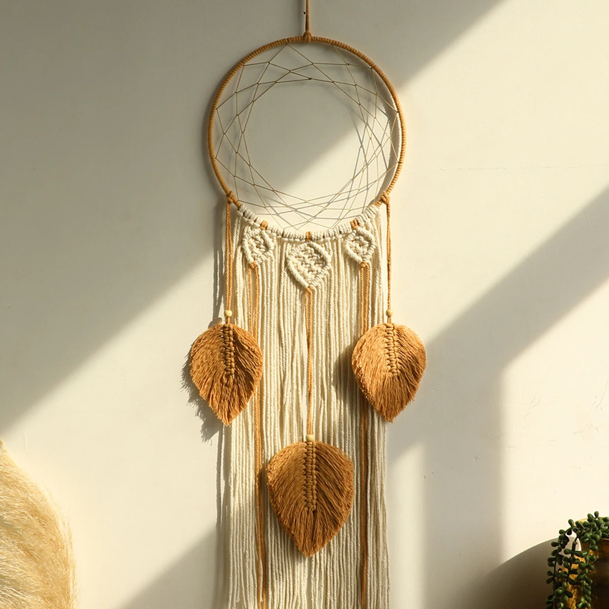 attrape rêve macramé - modèle ocre à trois grandes feuilles et franges écrues