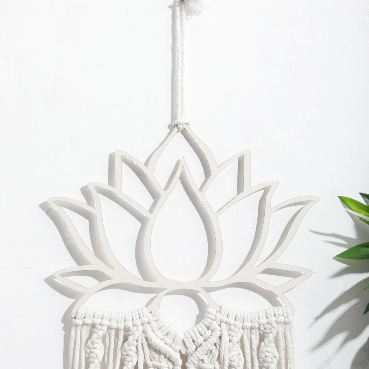 attrape rêve macramé - détail du lotus en bois découpé et de la boucle d'accroche