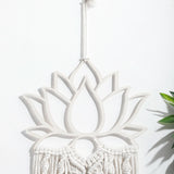 attrape rêve macramé - détail du lotus en bois découpé et de la boucle d'accroche