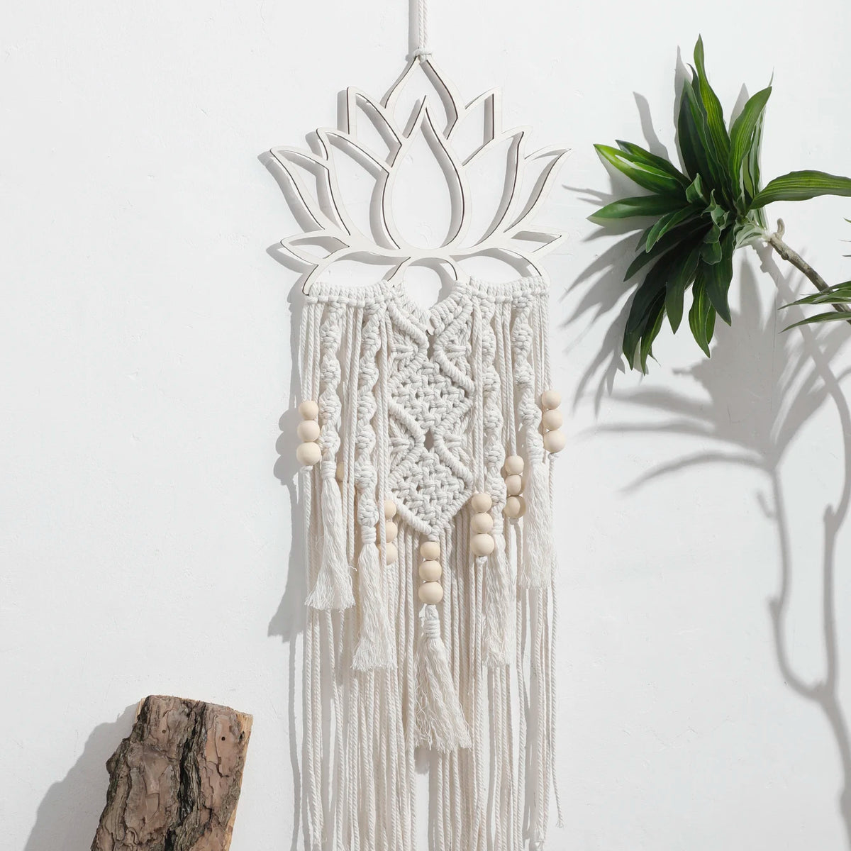 attrape rêve macramé - lotus en bois découpé et franges en corde blanche avec perles de bois, accroché au mur