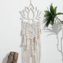 attrape rêve macramé - lotus en bois découpé et franges en corde blanche avec perles de bois, accroché au mur