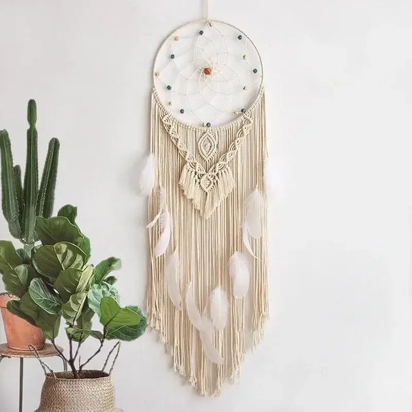 attrape rêve macramé - attrape-rêve en macramé écru accroché au mur, avec cactus et ficus en pot