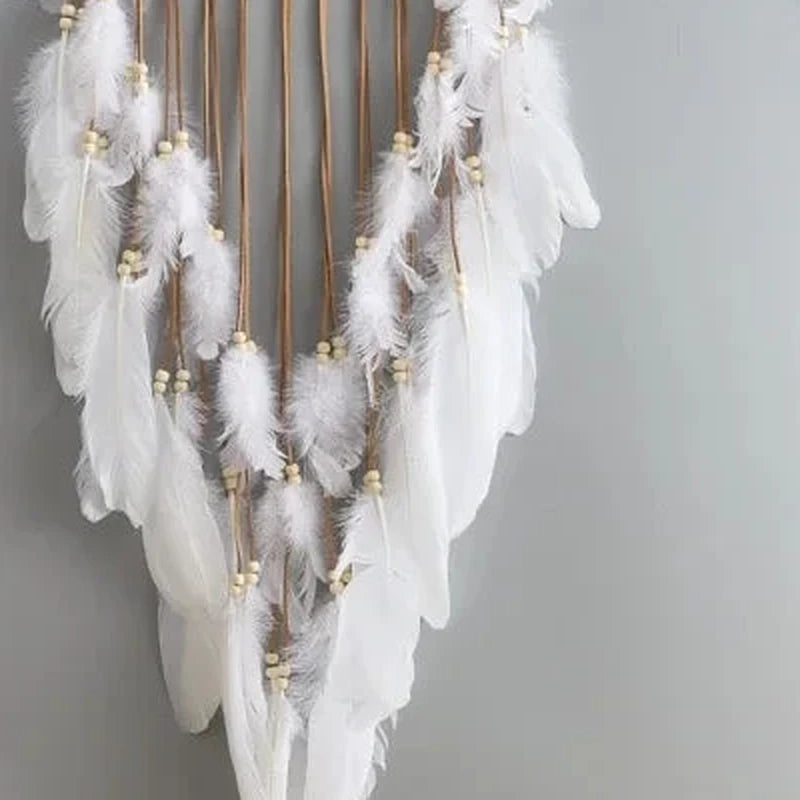 attrape rêve blanc - détail des plumes blanches et des perles en bois
