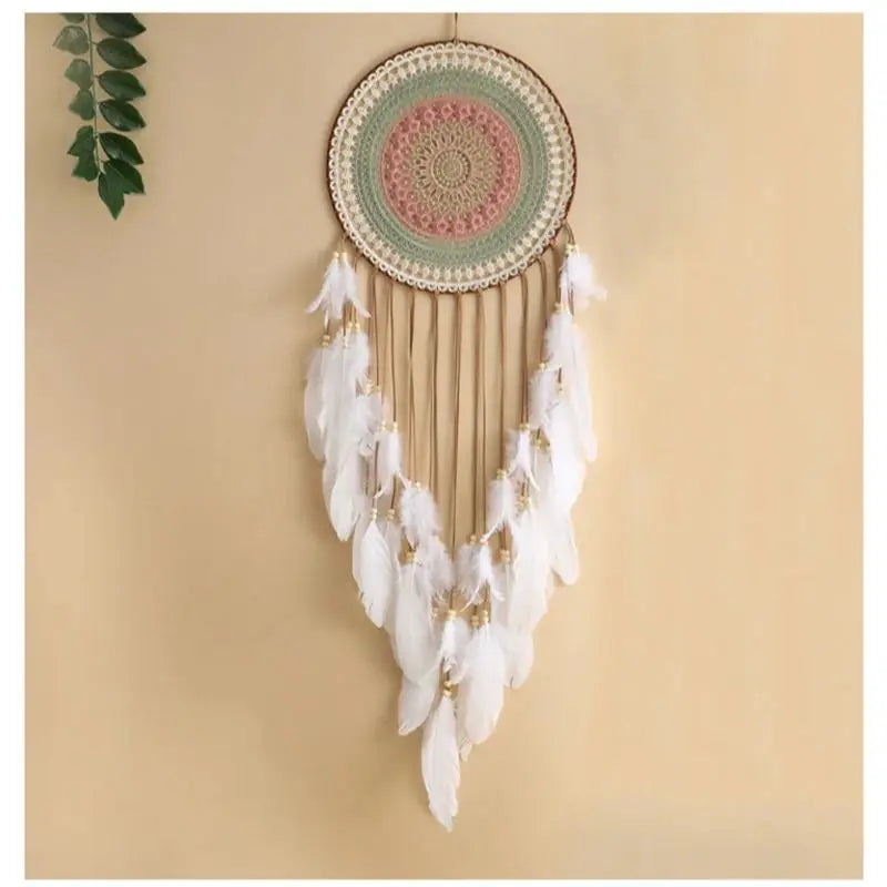 attrape rêve blanc - plumes blanches et disque ajouré sur fond beige